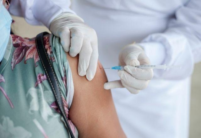 Saúde planeja recomendar 4ª dose da vacina para pessoas acima de 50 anos Saúde planeja recomendar 4ª dose da vacina para pessoas acima de 50 anos
