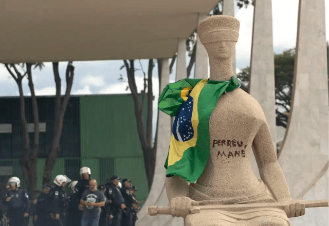 Pichação "perdeu, mané" na estátua da Justiça, em frente ao STF | Divulgação/Joédson Alves/Agência Brasil