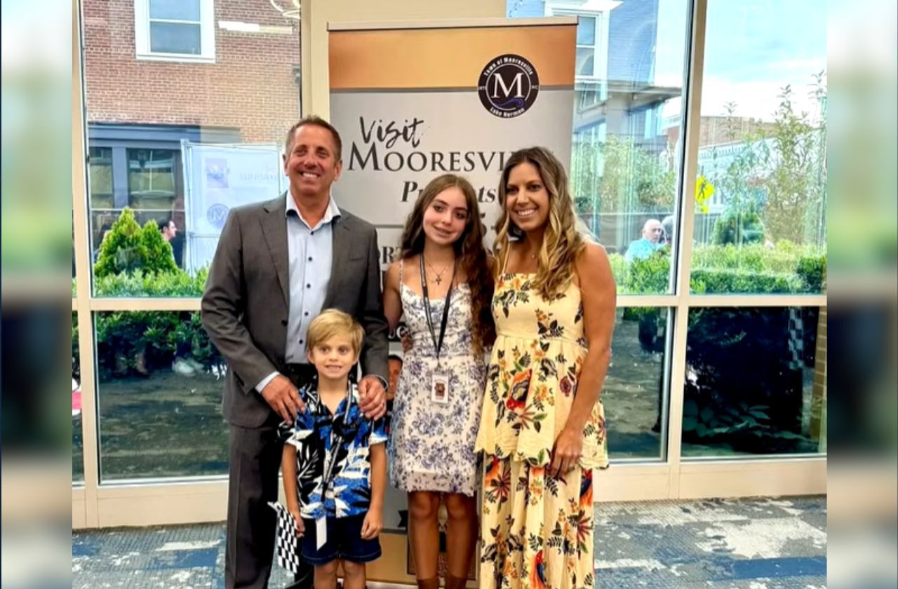 Greg Biffle, ex-piloto campeão da NASCAR, a esposa, Cristina e os filhos do casal, Emma, de 14 anos, e Ryder, de 5 | Reprodução