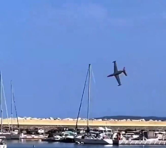 Avião cai durante apresentação aérea na França; piloto morreu