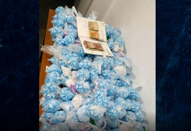 Pinos de cocaína encontrados em veículo onde mulher estava com três filhos