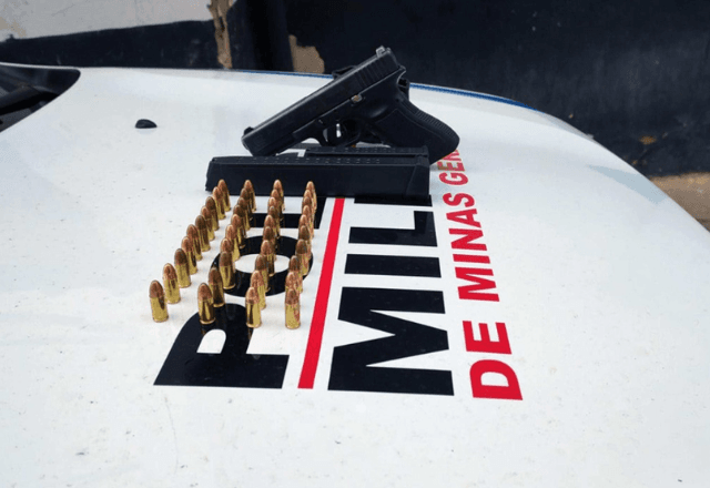 Pistola glock 9 milímetros apreendida pela polícia com suspeito de disparar no bloco de carnaval em Rio Pomba | Divulgação/PMMG