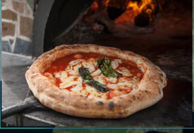 Pizza saindo do forno