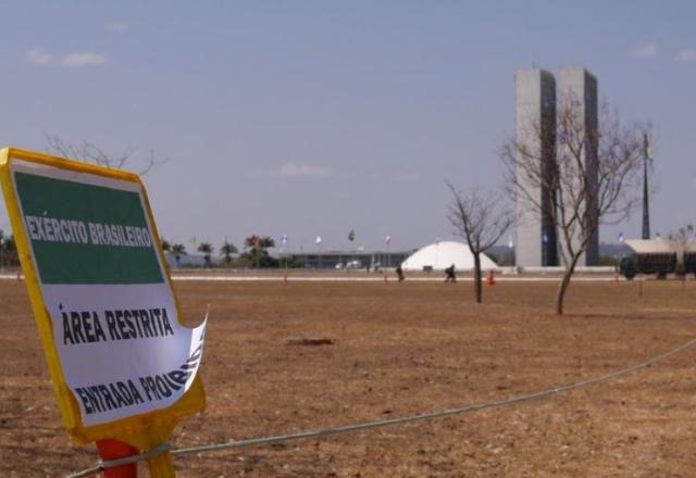 Placa de interdição na Esplanada