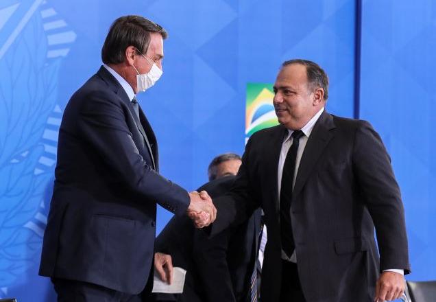 Bolsonaro e Pazuello na cerimônia de posse do ministro. Foto: Isac Nóbrega/Planalto (16.09.2020)