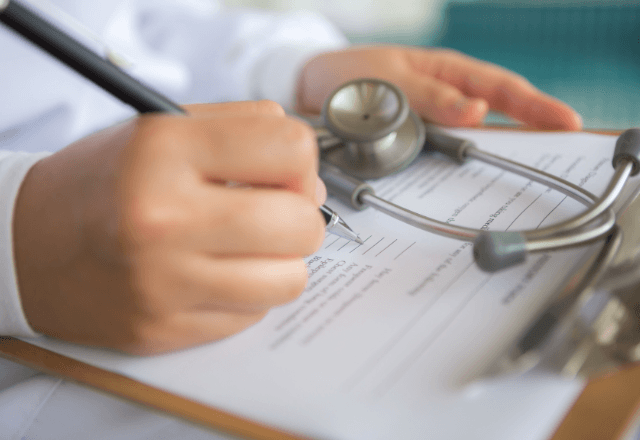 Reajustes abusivos e negativas de cobertura estão entre as principais reclamações | jannoon028/Freepik