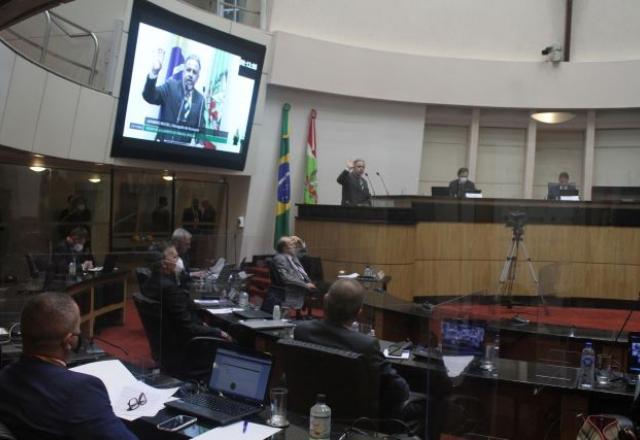 Plenário da Assembleia de Santa Catarina, durante julgamento de Carlos Moisés