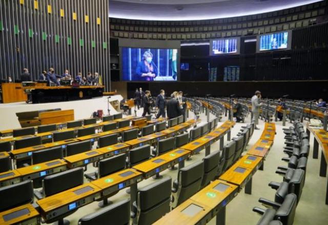 Câmara aprova projeto sobre supersalários no funcionalismo Câmara aprova projeto sobre supersalários no funcionalismo