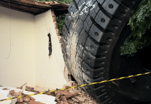 Pneu gigante se solta de carreta e destrói muro de casa no interior do Ceará
