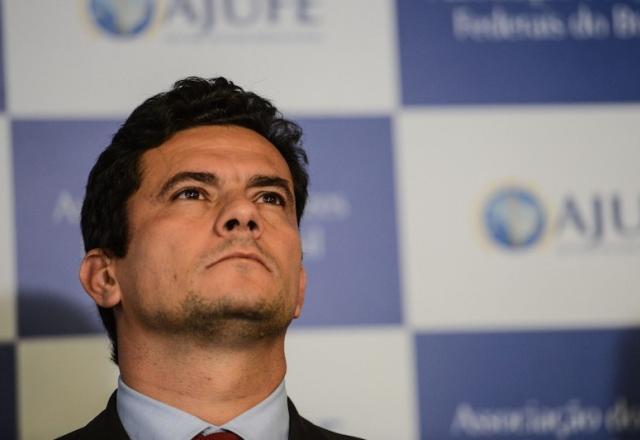 Sergio Moro olha para cima (Divulgação/Podemos)