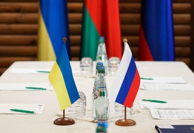 Poder Expresso: Rússia e Ucrânia vão adotar corredores humanitários