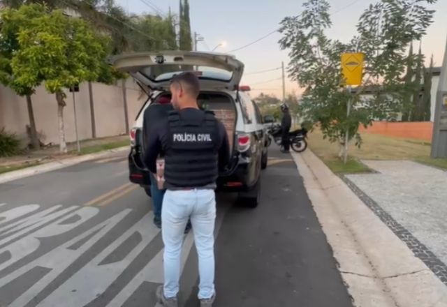 Agente da Polícia Civil durante Operação Ícaro