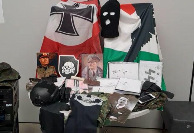 Na casa do jovem, foram encontrados materiais alusivos ao nazismo e fascismo, como retratos de Adolf Hitler e Benito Mussolini | Divulgação/Polícia Civil