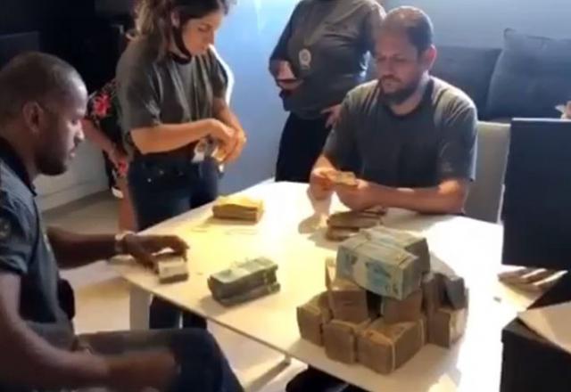 Polícia apreende R$ 473 mil na casa de Nego do Borel Polícia apreende R$ 473 mil na casa de Nego do Borel