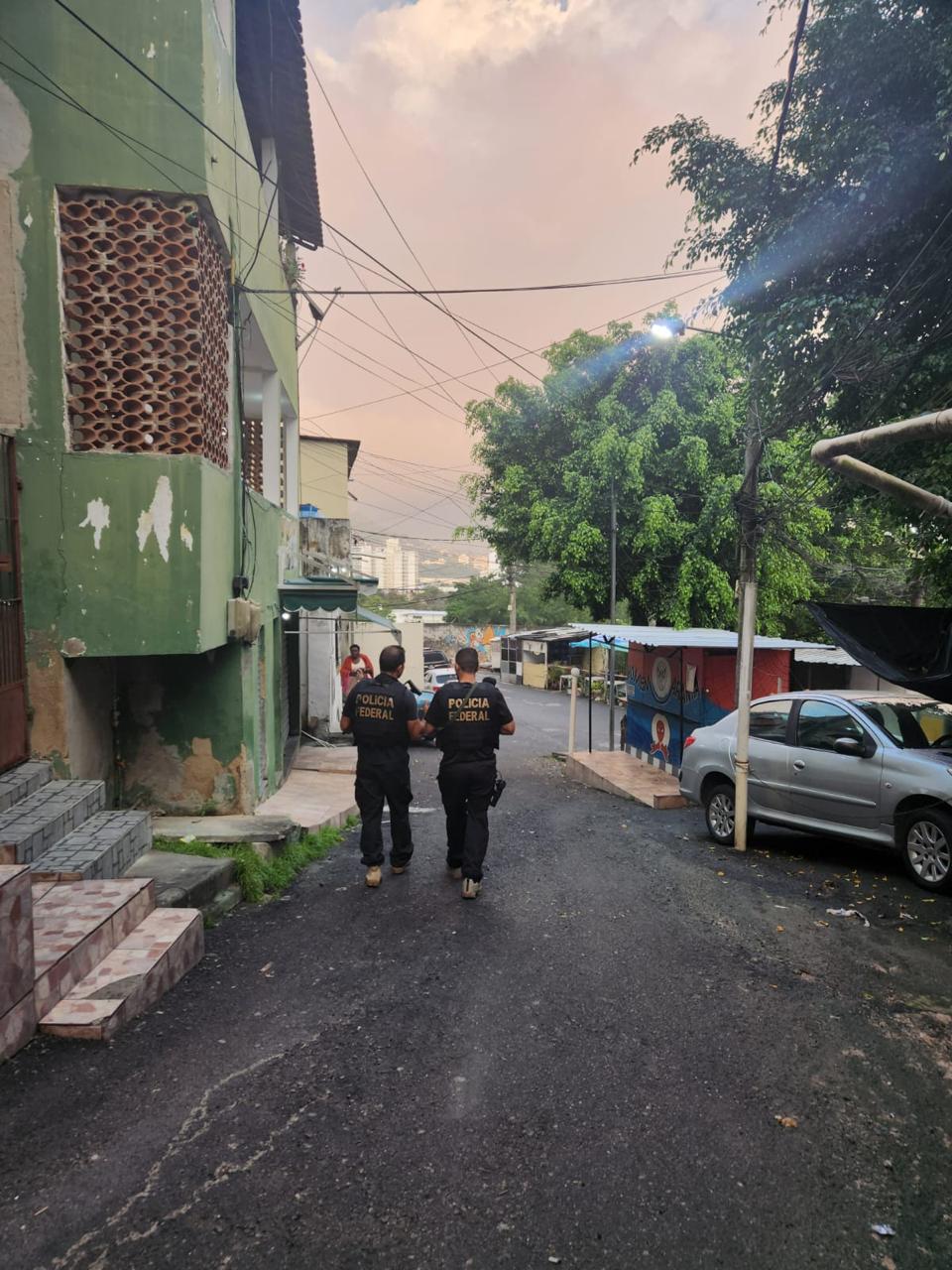 Equipe da Polícia Federal em Niterói, cumprindo mandados de busca e prisão | Reprodução/PF