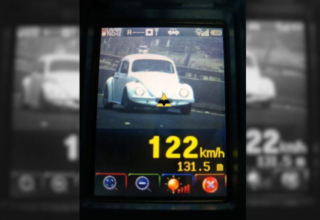 Polícia Rodoviária Estadual do Paraná fez o inusitado registro do Fusca correndo a 122 kmh, em Maringá | PRE-PR