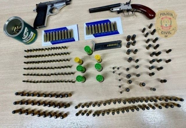 Polícia apreendeu armas e milhares de munições em posse do agressor | Divulgação/PCDF