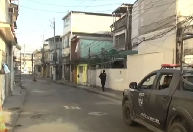 Polícia cumpre 15 mandados de prisão neste momento no Complexo de Israel, no Rio | SBT Rio