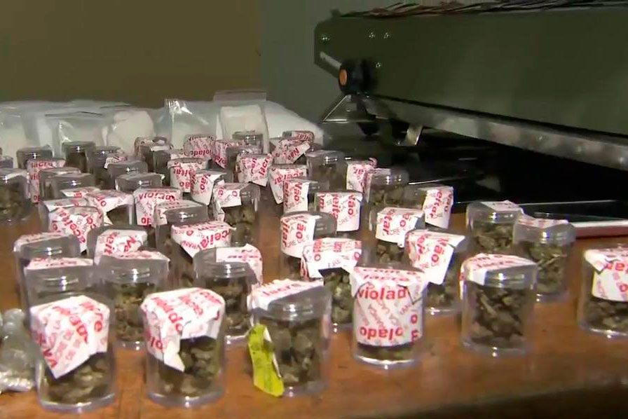 Polícia encontra duas refinarias de drogas na mesma rua em São Paulo