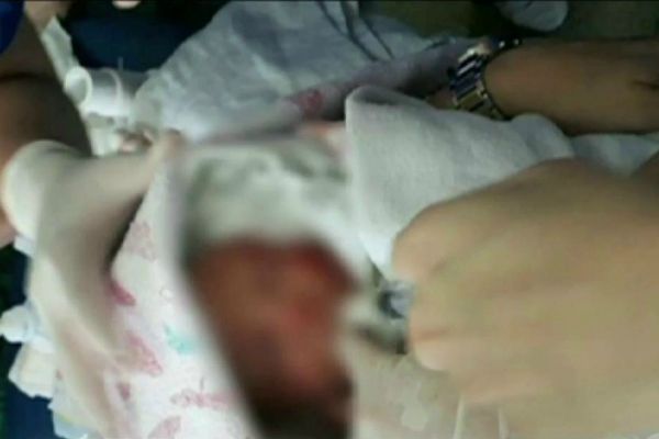 Polícia localiza mãe de bebê abandonado em matagal em Minas Gerais Polícia localiza mãe de bebê abandonado em matagal em Minas Gerais