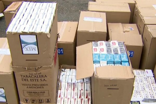 Polícia prende quadrilha que vendia cigarros contrabandeados Polícia prende quadrilha que vendia cigarros contrabandeados