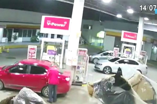 Polícia procura quadrilha que assaltou posto de combustíveis no RJ Polícia procura quadrilha que assaltou posto de combustíveis no RJ