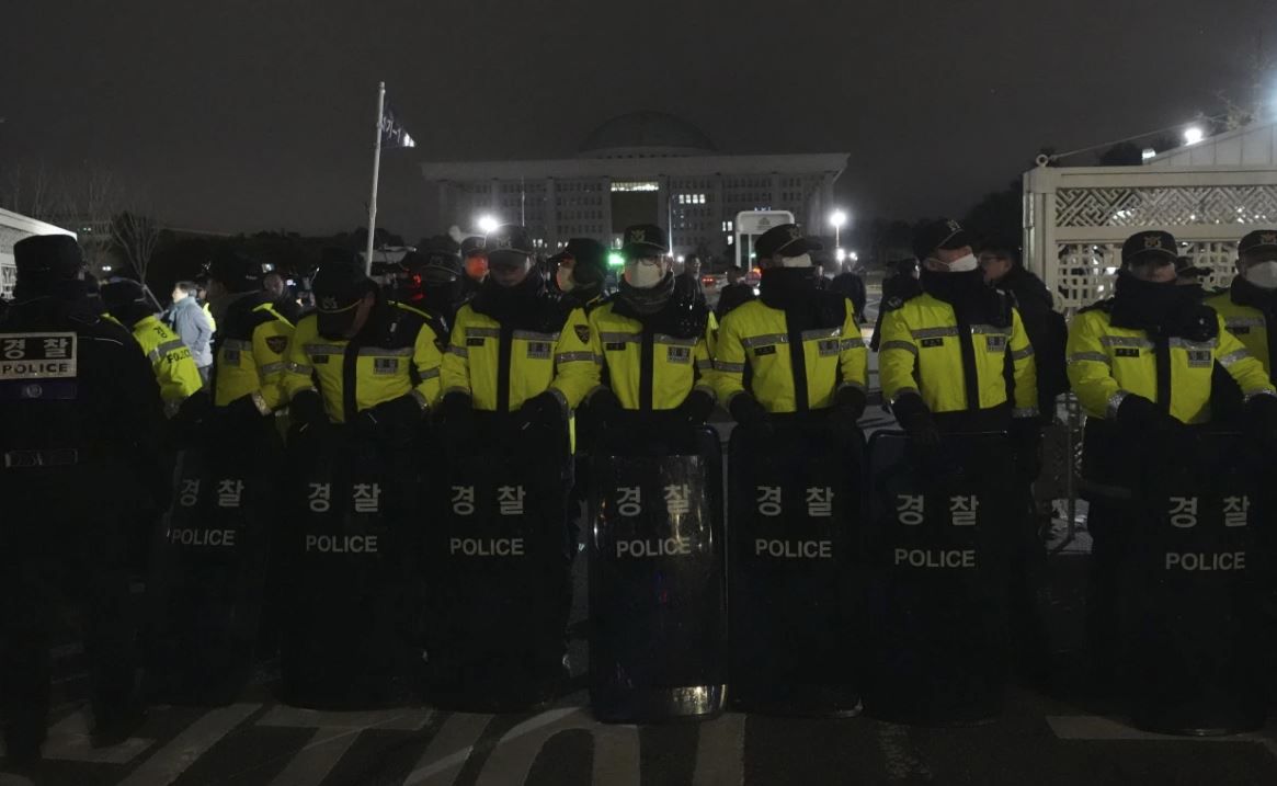 Policiais cercam Assembleia Nacional após presidente decretar lei marcial na Coreia do Sul | AP/Lee Jin-man