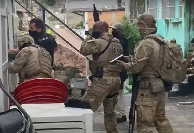 Policiais de Salvador, na Bahia, em operação de prisão de suspeitos