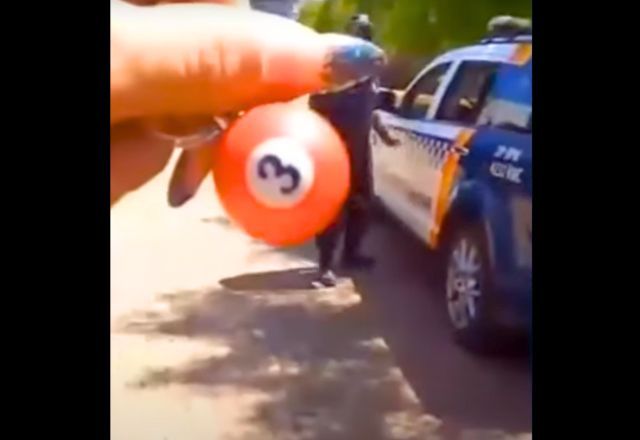 Policiais do DF são flagrados fardados com garota de programa. Foto: Reprodução