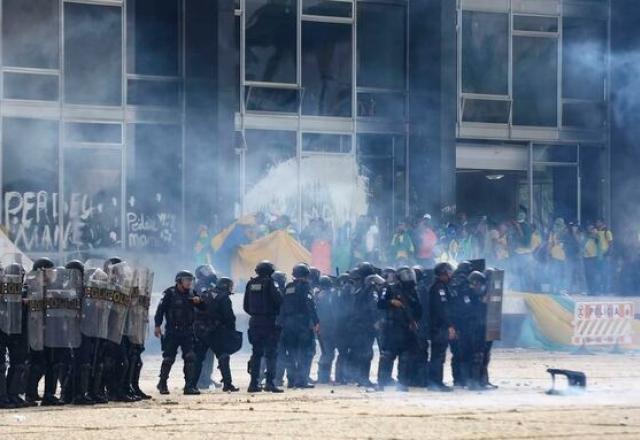 Policiais em atos - Agência Brasil