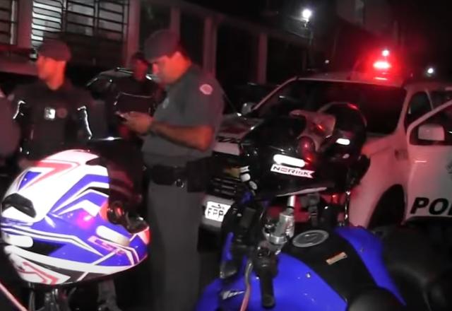 Policiais em uma apreensão