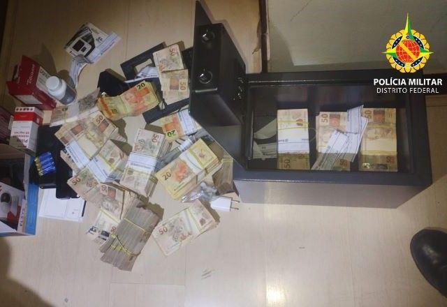 Policiais encontraram maços de dinheiro em espécie espalhados pelo quarto | Divulgação/PMDF