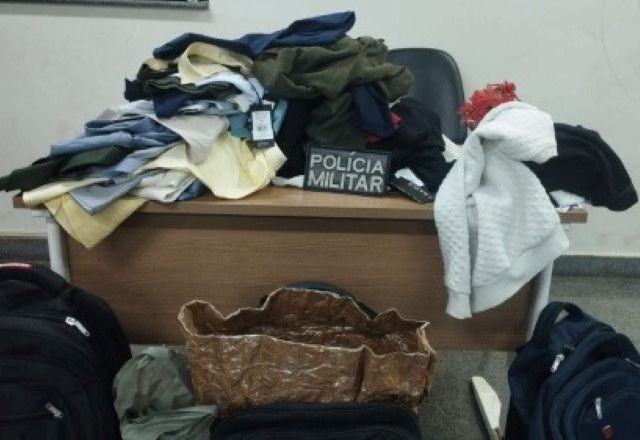Policiais localizaram os suspeitos e apreenderam uma mochila contendo 51 peças de roupa, avaliadas em cerca de R$ 18 mil | Divulgação/PMDF