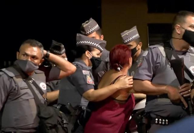 Jovem é morto em suposta troca de tiros com PMs Jovem é morto em suposta troca de tiros com PMs