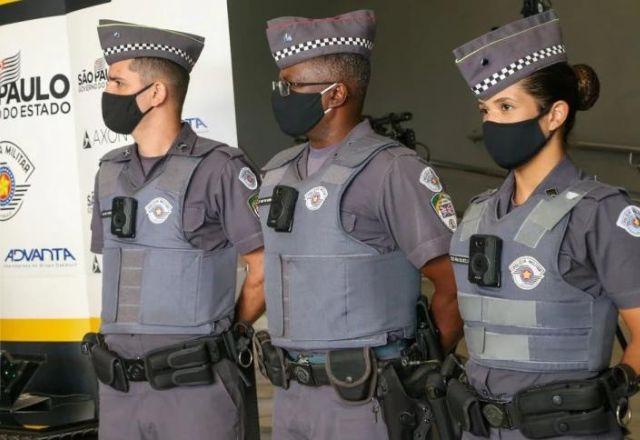 Policiais militares com câmeras