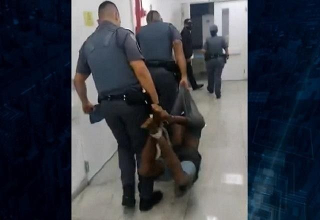 Policiais carregam homem