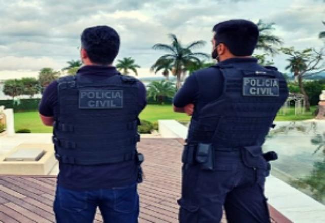 Policiais na mansão do empreário
