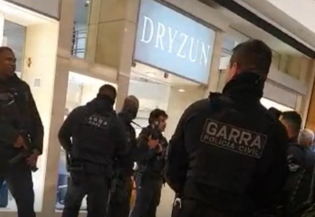 Policiais no shopping que teve a joalheria assaltada