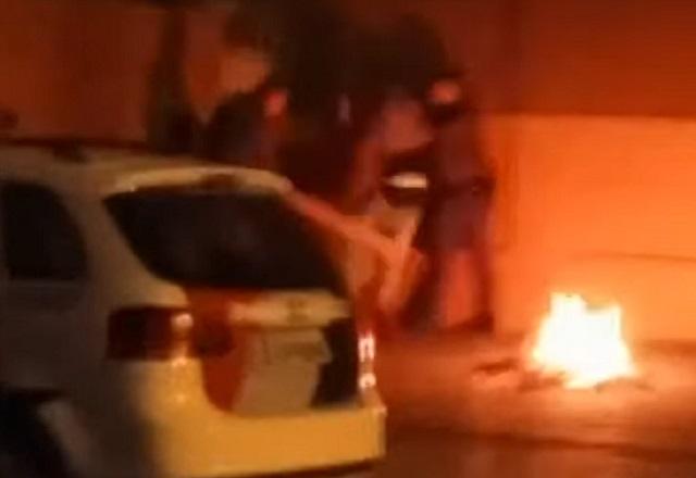 Policiais espancam homem a pauladas e são afastados