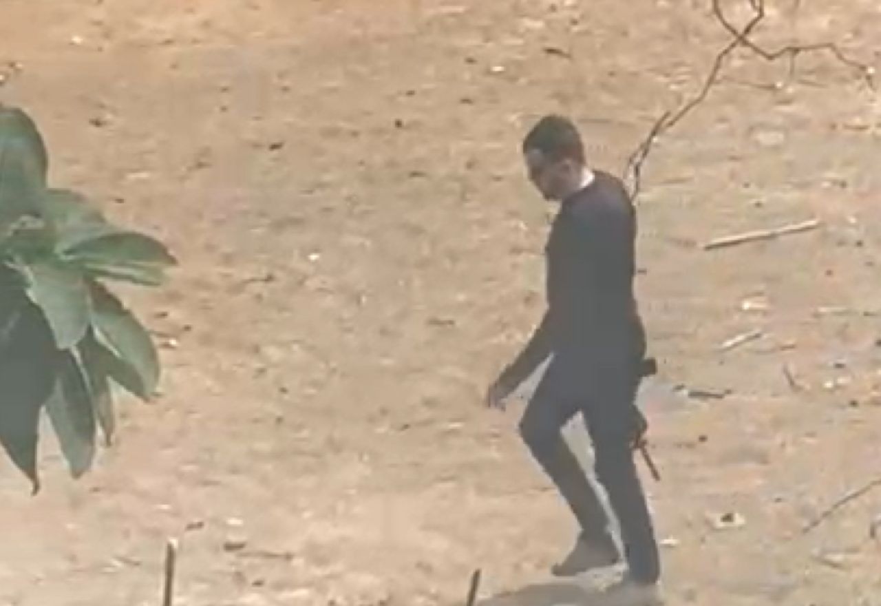 Imagens gravadas por testemunhas mostram o homem caminhando armado com um fuzil - Redes Sociais / Reprodução