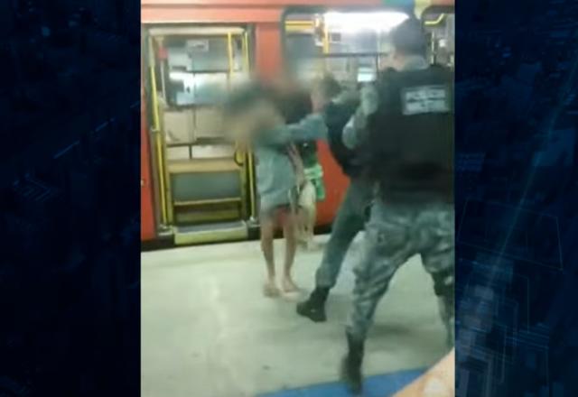 Policial agredindo mulher