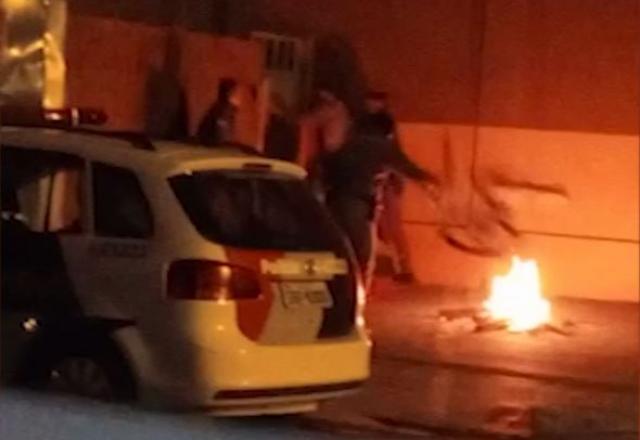 Policial agride homem com pedaço de madeira durante abordagem | Divulgação PM