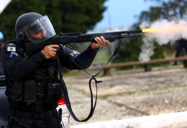 Policial atira bala de borracha contra manifestantes