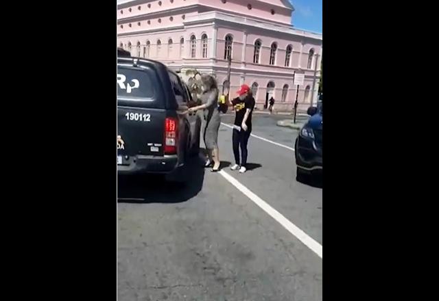 Policial dispara spray de pimenta direto no rosto de vereadora do Recife