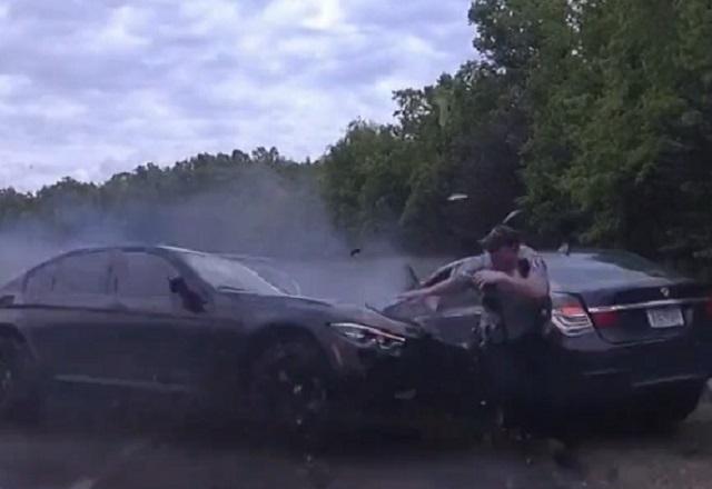 Policial dos EUA escapa ileso de carro descontrolado a 200 km/h Policial dos EUA escapa ileso de carro descontrolado a 200 km/h