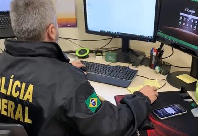 Policial federal durante operação