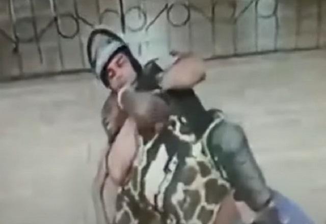 Policial militar branco de Minas Gerais aplica golpe mata-leão em abordagem a rapaz negro