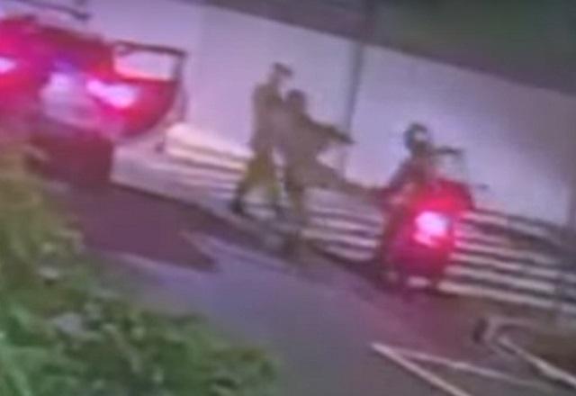 Policial militar de SC chuta moto de entregador