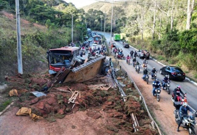 Acidente de trânsito entre ônibus e carreta em Minas Gerais | Estevam Barbosa/Estado de Minas  