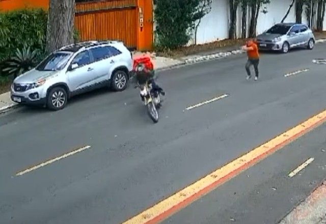 PM reage a tentativa de assalto de falso entregador em SP; veja vídeo